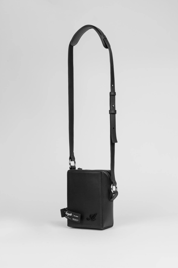 Cubic Leather Pouch Black Axel Arigato