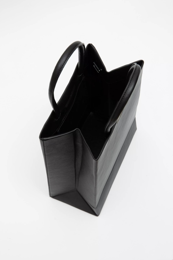 Shopping Bag Medium Black Axel Arigato